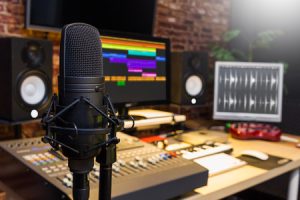 microfono de condensador en estudio de grabacion y edicion de sonido digital